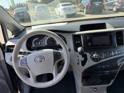 2013 Toyota Sienna SE 8-Passenger