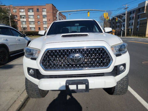 2018 Toyota Tacoma for sale at OFIER AUTO SALES in Freeport NY