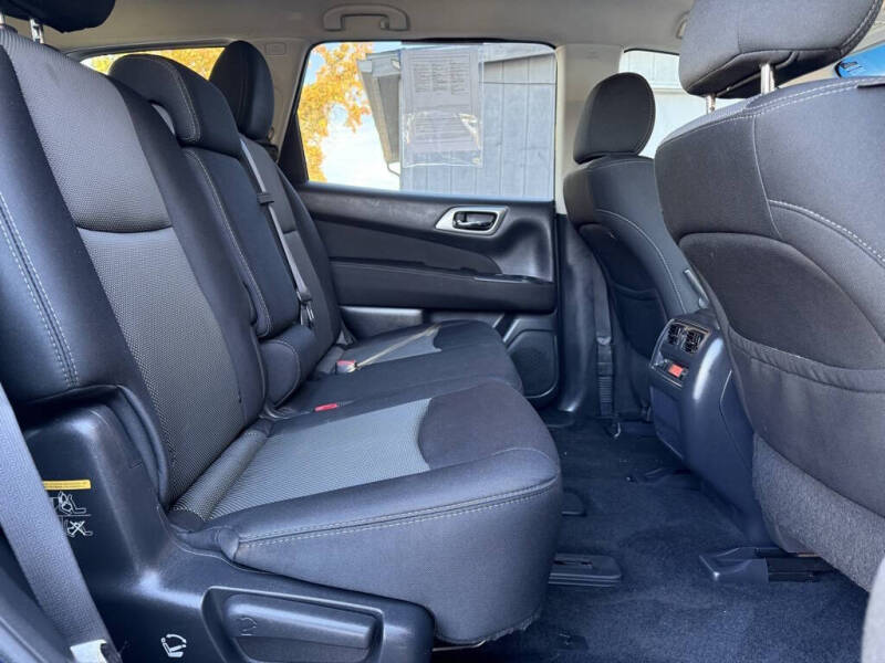 2017 Nissan Pathfinder SV