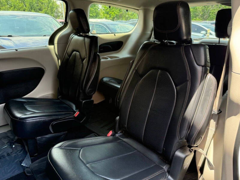 2017 Chrysler Pacifica Touring-L Plus