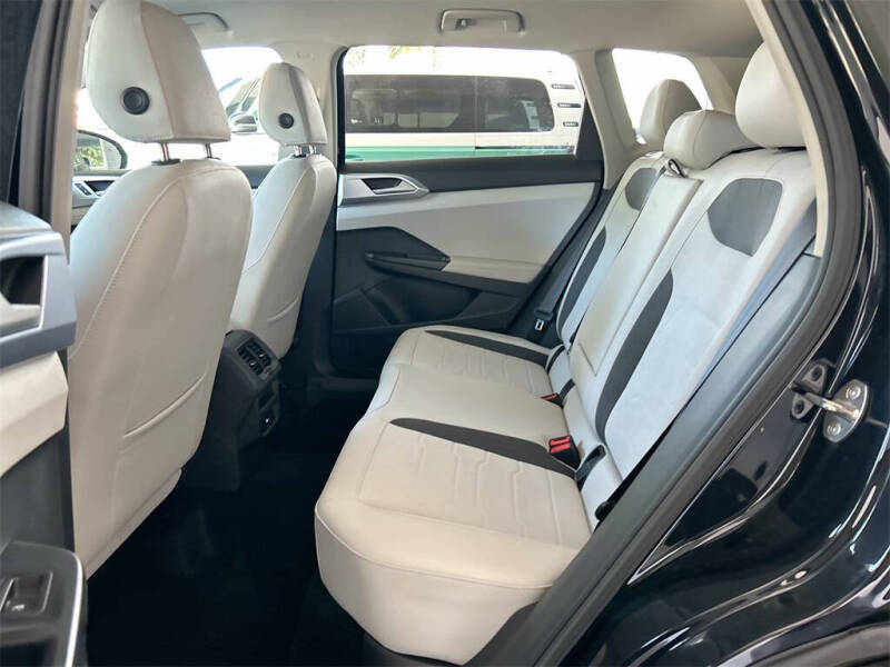 2025 Volkswagen Taos SE