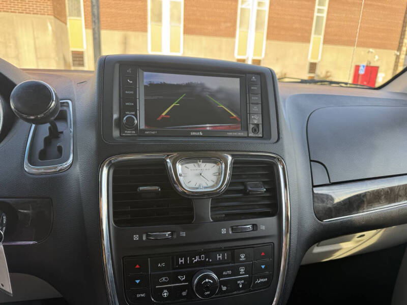 2014 Chrysler Town and Country Touring-L