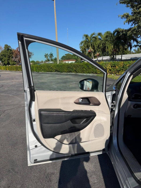 2023 Chrysler Voyager LX