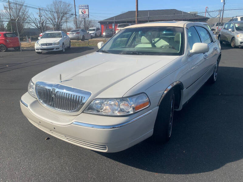 2004 Lincoln Town Car for sale at Mike's Auto Sales of Charlotte in Charlotte NC