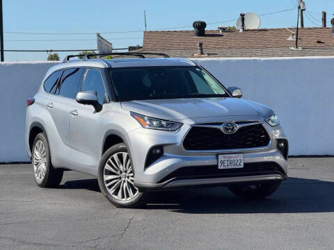 2023 Toyota Highlander Hybrid Platinum