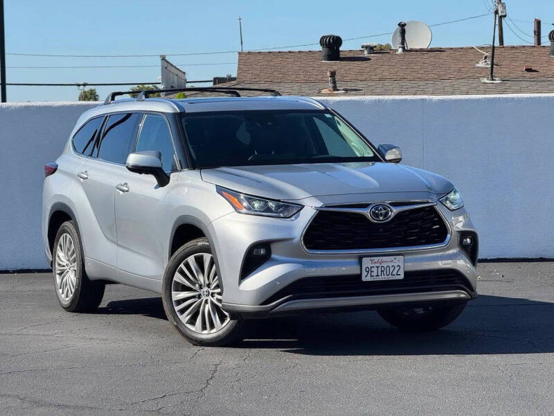 2023 Toyota Highlander Hybrid Platinum