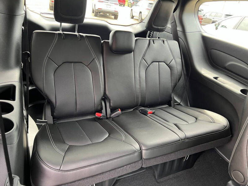 2027 Chrysler Pacifica Select