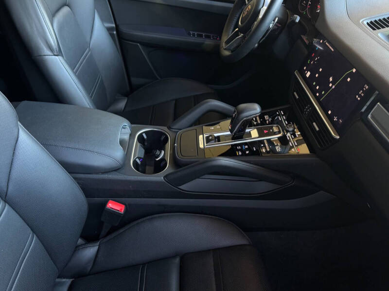 2023 Porsche Cayenne Coupe Platinum Edition