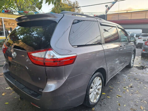 2016 Toyota Sienna XLE 8-Passenger