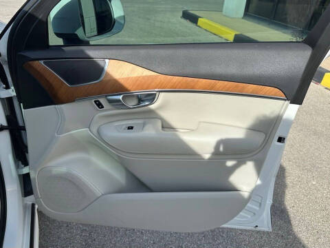 2022 Volvo XC90 T6 Momentum 7-Passenger