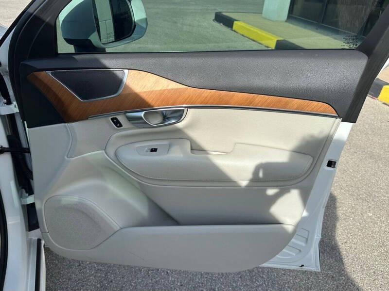 2022 Volvo XC90 T6 Momentum 7-Passenger