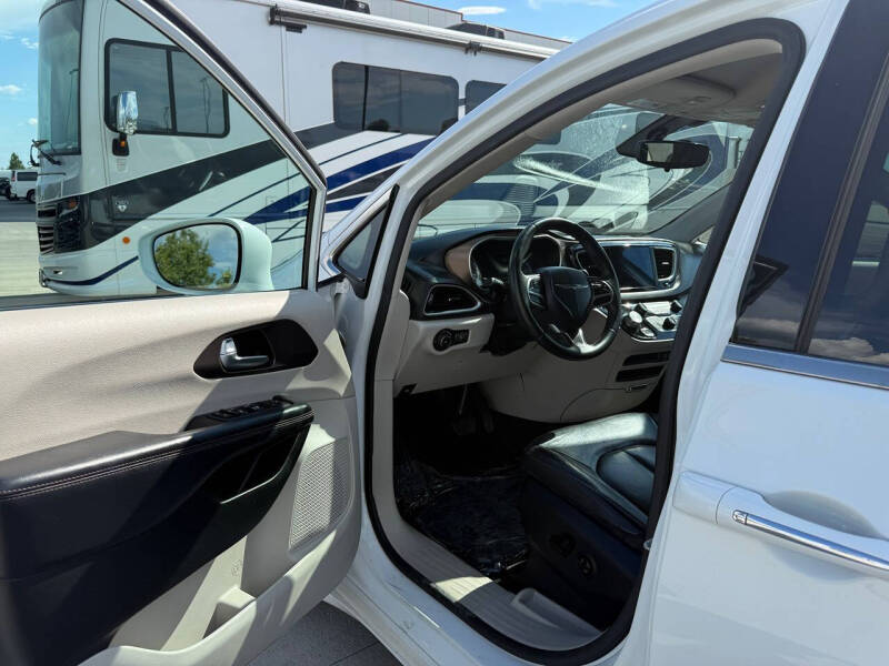 2017 Chrysler Pacifica Touring-L