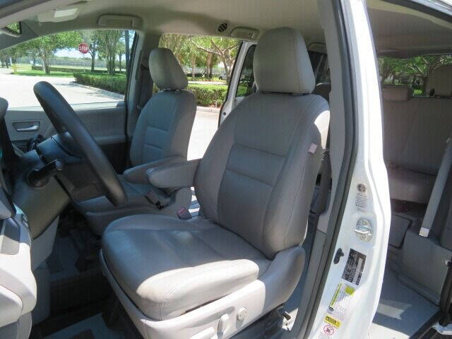 2016 Toyota Sienna LE Mobility 7-Passenger