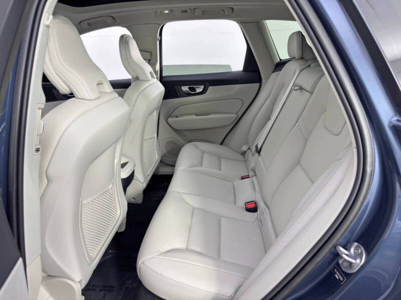 2023 Volvo XC60 B5 Plus Dark Theme