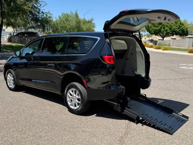 2024 Chrysler Voyager LX