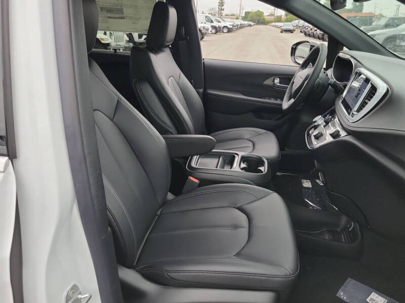 2027 Chrysler Pacifica Select