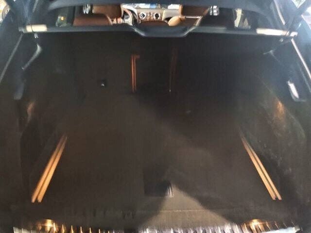 2017 Bentley Bentayga 23