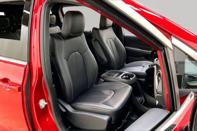 2027 Chrysler Pacifica Select