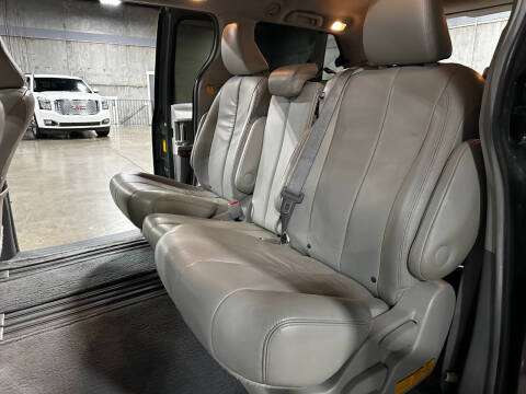 2013 Toyota Sienna XLE 8-Passenger