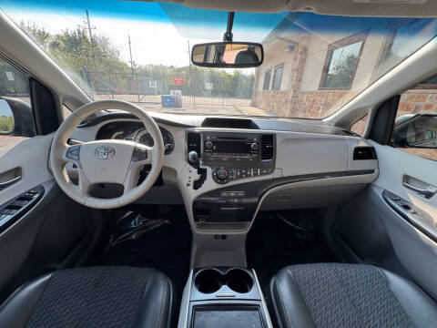 2013 Toyota Sienna SE 8-Passenger