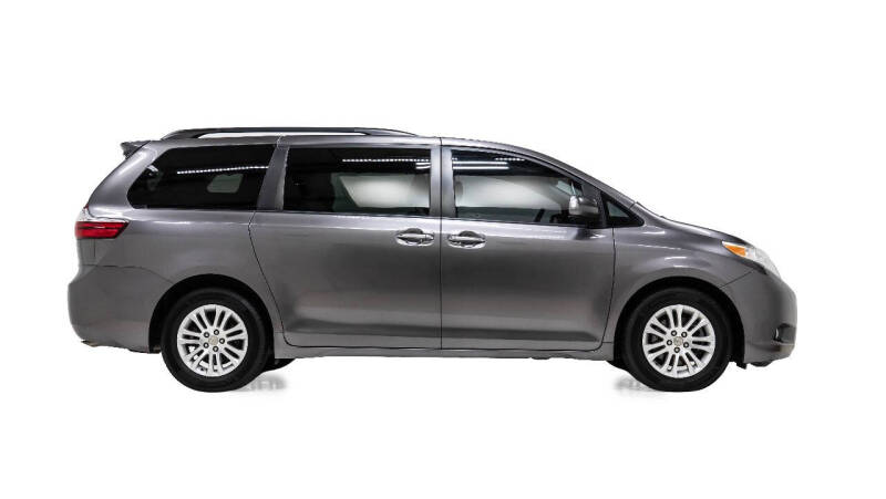 2017 Toyota Sienna XLE Premium 8-Passenger