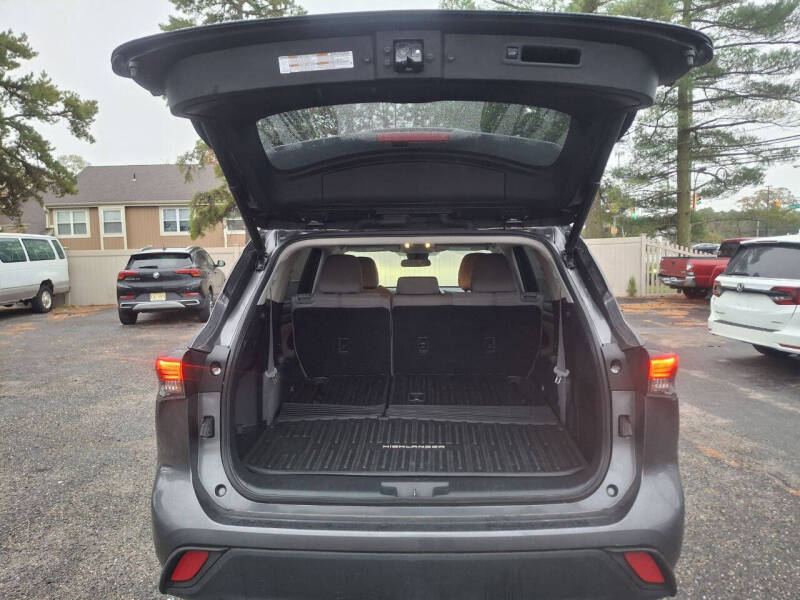 2022 Toyota Highlander LE