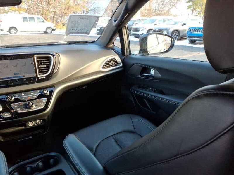 2025 Chrysler Pacifica Select