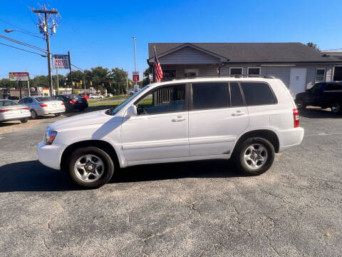 2004 Toyota Highlander for sale at BLACK'S AUTO SALES in Stanley NC