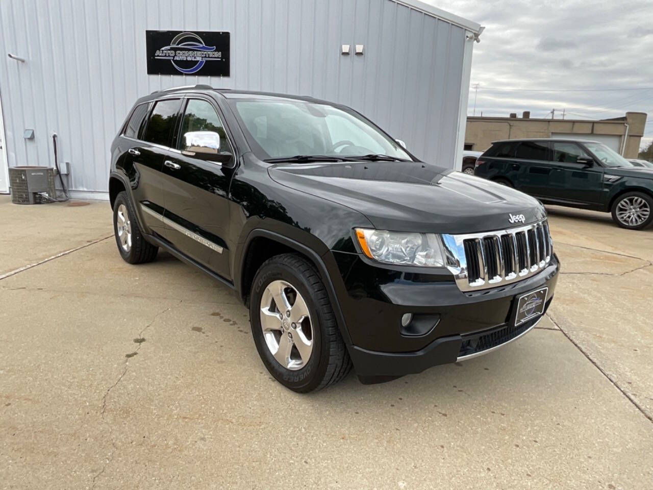 2013 Jeep Grand Cherokee for sale at Auto Connection in Waterloo, IA