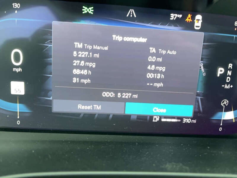 2025 Volvo XC40 B5 Plus Dark Theme