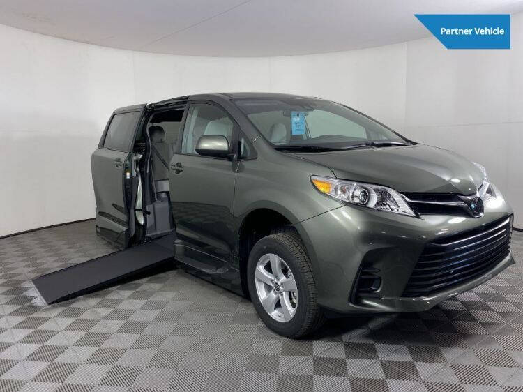 2020 Toyota Sienna LE Mobility 7-Passenger