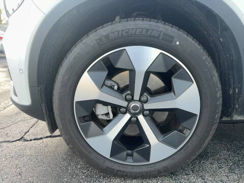 2025 Volvo XC40 B5 Plus Dark Theme