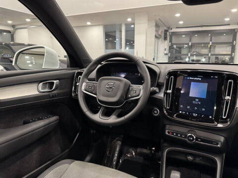 2025 Volvo XC40 B5 Core Bright Theme