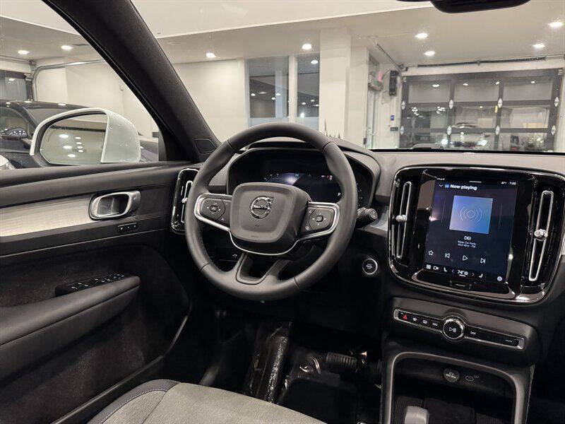 2025 Volvo XC40 B5 Core Bright Theme