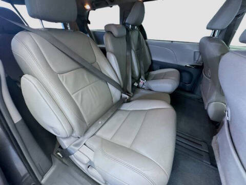 2017 Toyota Sienna XLE 7-Passenger Auto Access Seat