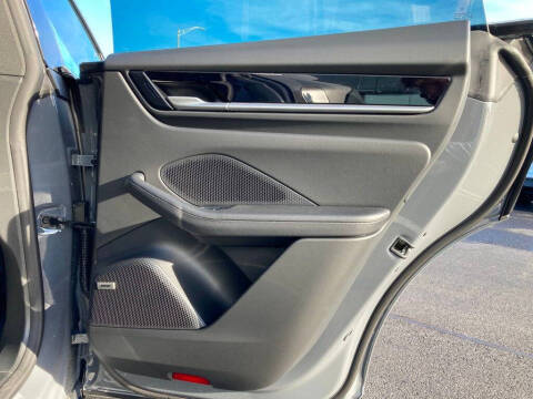 2025 Porsche Macan 4S Electric