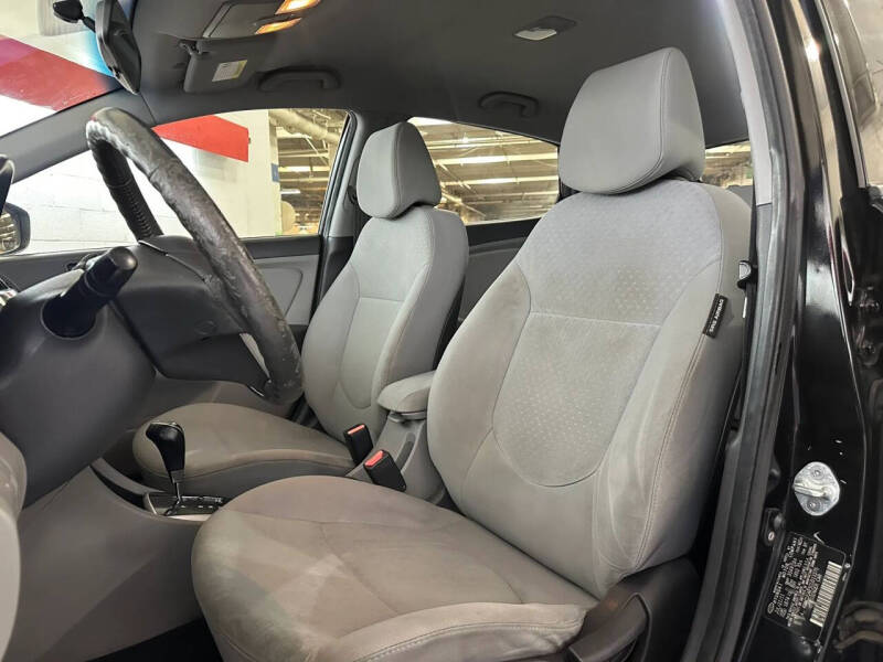 2012 Hyundai Accent SE