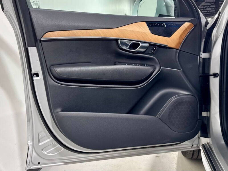 2022 Volvo XC90 T6 Momentum 6-Passenger