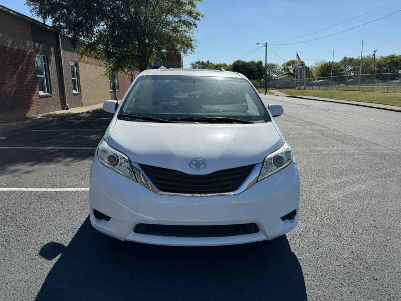 2013 Toyota Sienna SE's photo