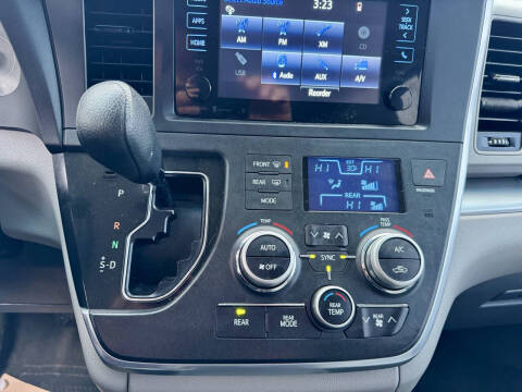 2015 Toyota Sienna LE 8-Passenger