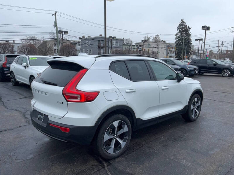 2025 Volvo XC40 B5 Plus Dark Theme