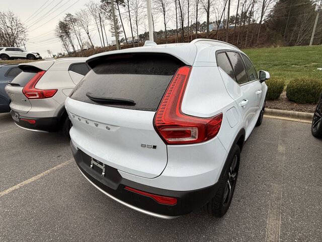2025 Volvo XC40 B5 Core Bright Theme