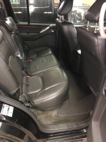 2011 Nissan Pathfinder LE