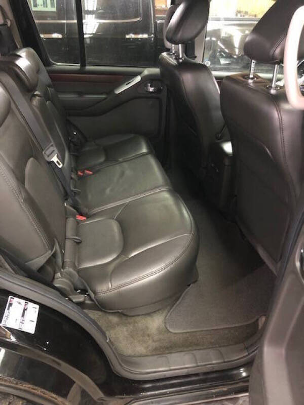 2011 Nissan Pathfinder LE