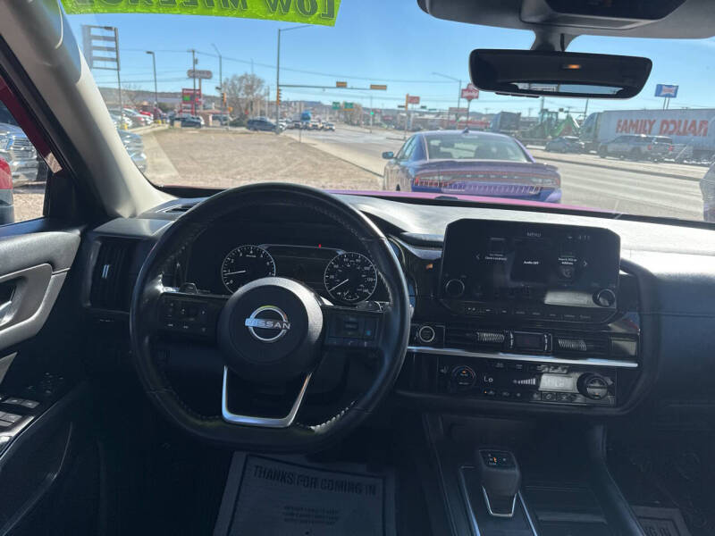 2023 Nissan Pathfinder SL