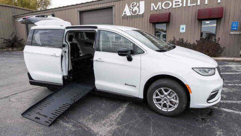 2024 Chrysler Pacifica Touring L