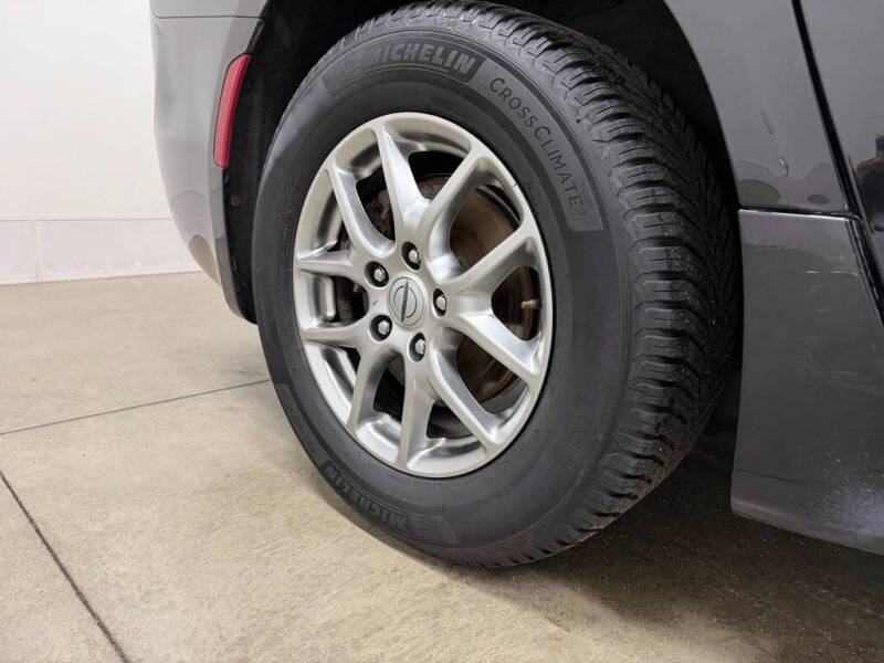 2021 Chrysler Pacifica Touring - Photo 12