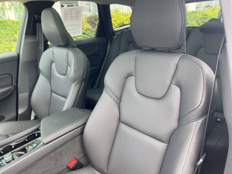 2025 Volvo XC60 T8 Plus Dark Theme