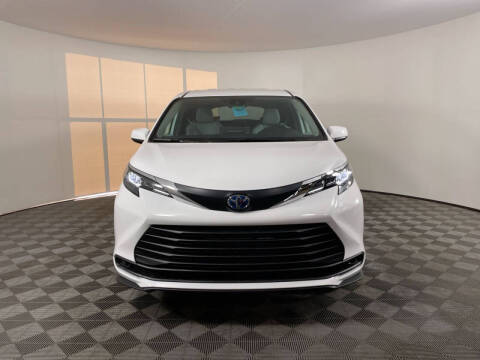 2025 Toyota Sienna LE 8-Passenger