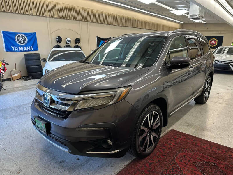 2021 Honda Pilot Touring w/Rear Captain's Chairs